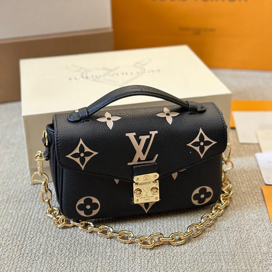 Bolso bandolera mini de piel repujada