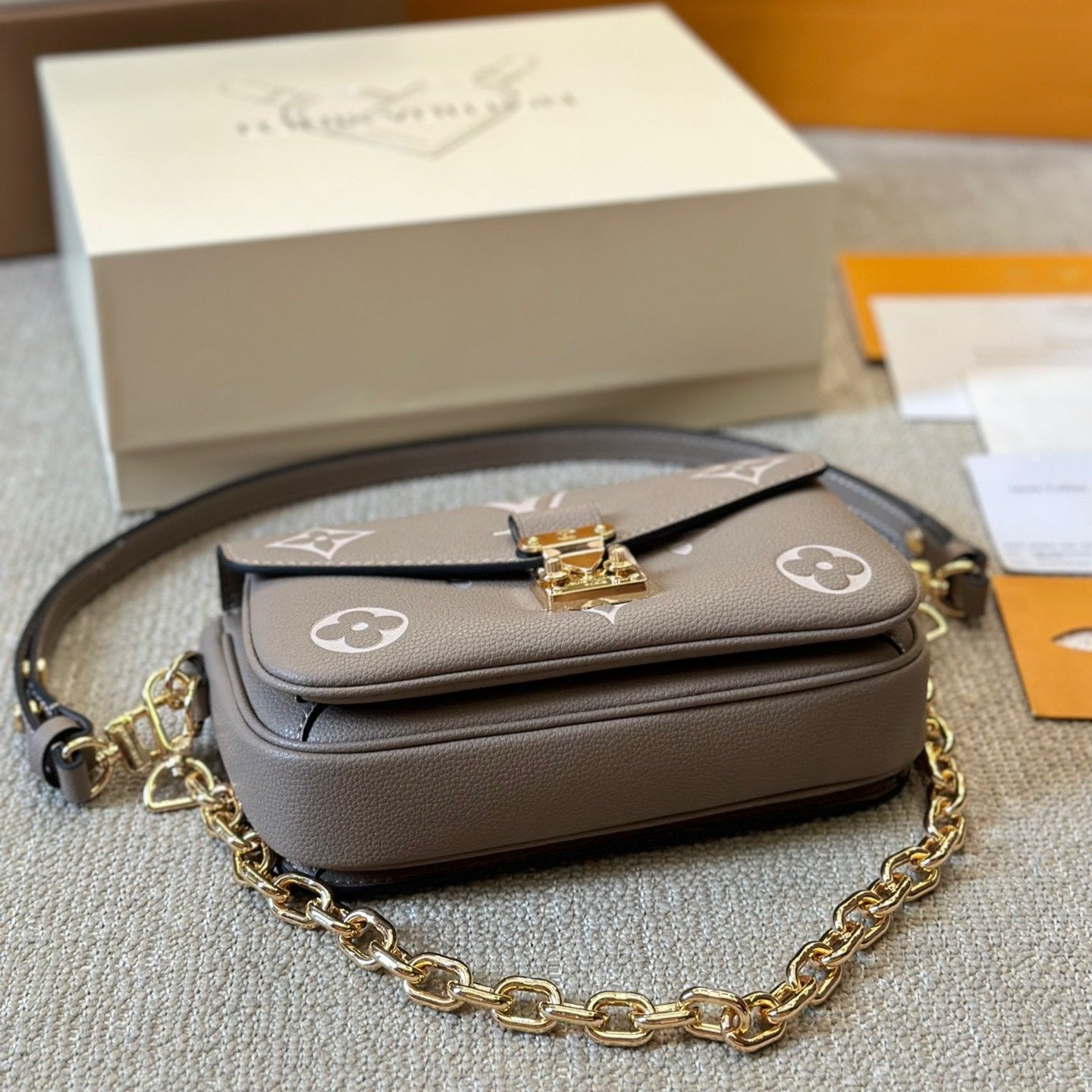 Bolso bandolera mini de piel repujada