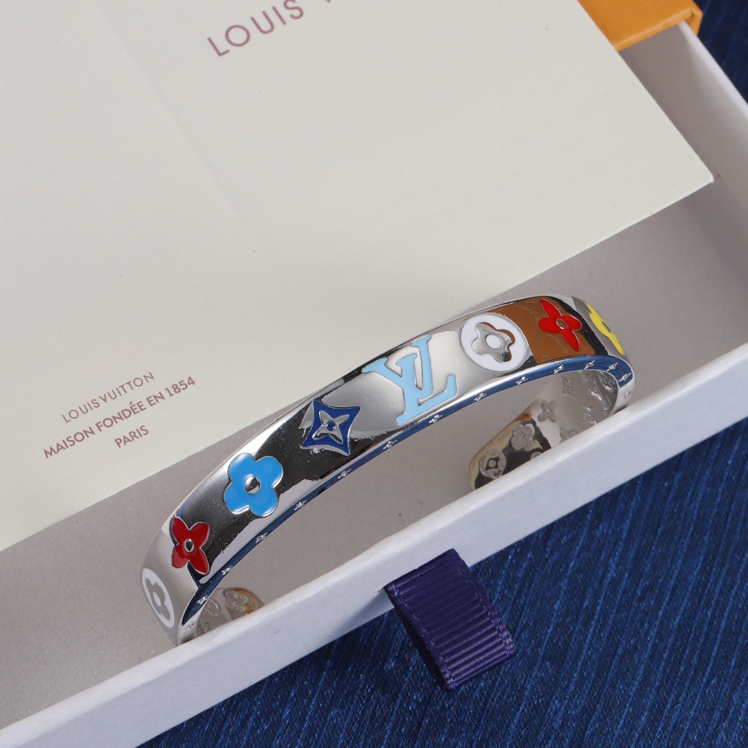 Bracelet en émail coloré et gaufré