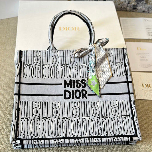 Bolso de mano gris con bordado integral