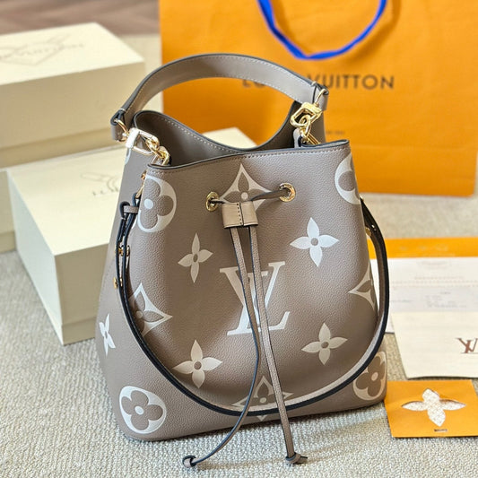 Bolso bombonera de cuero repujado gris