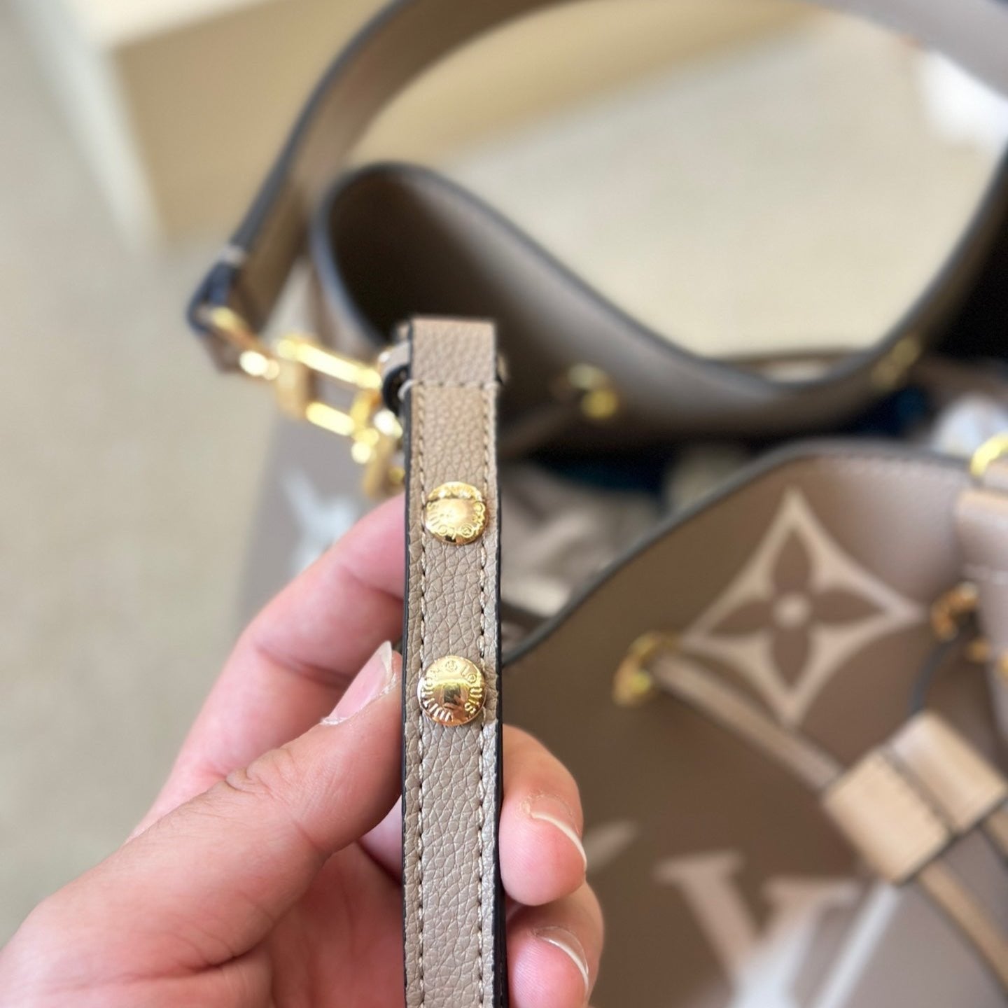 Sac seau en cuir gaufré gris