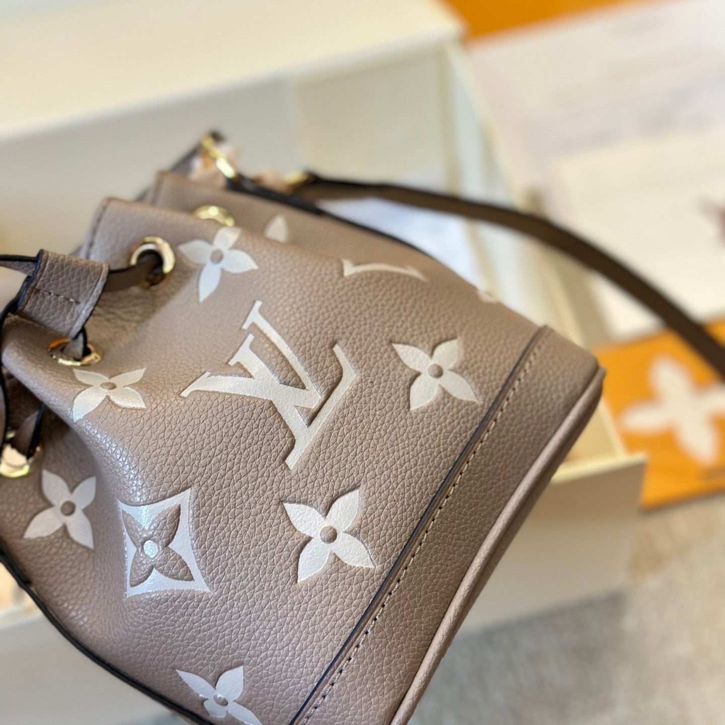 Mini bolso bombonera de piel repujada