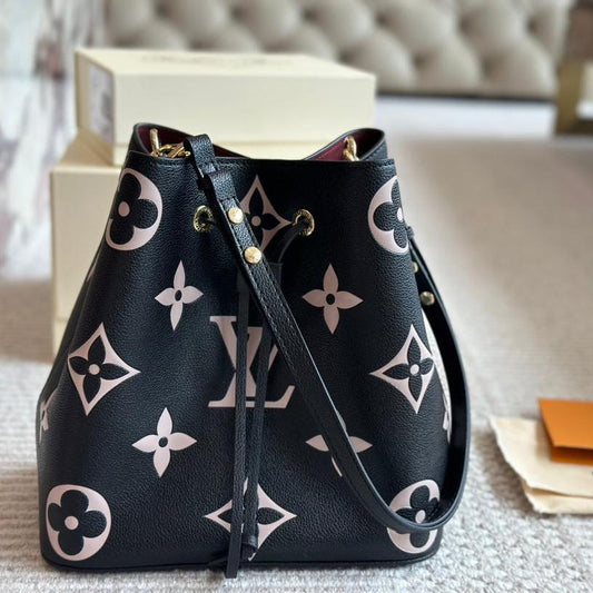 Bolso Bombonera de Cuero Grabado