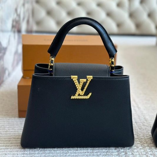 Bolso de mano Capucines con logotipo metálico