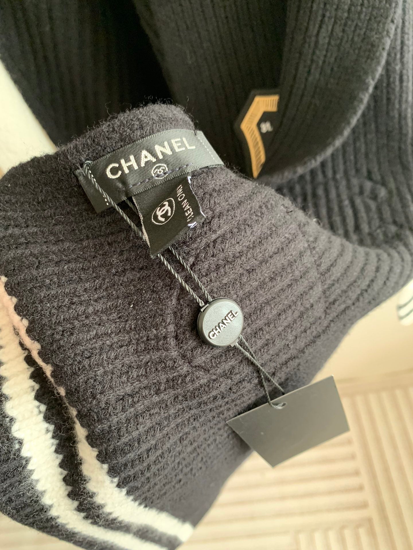 Écharpe tricotée brodée avec badge style preppy