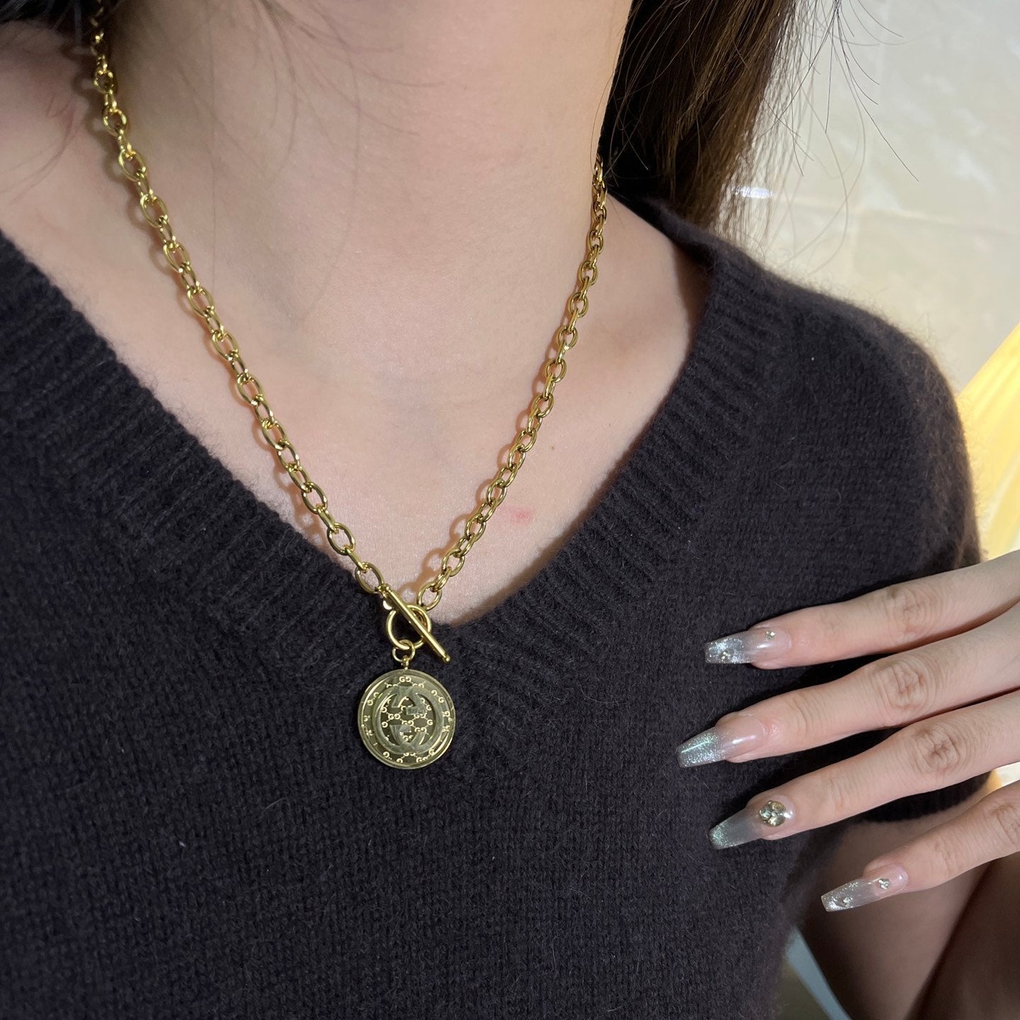 Collier pendentif rond G entrelacés