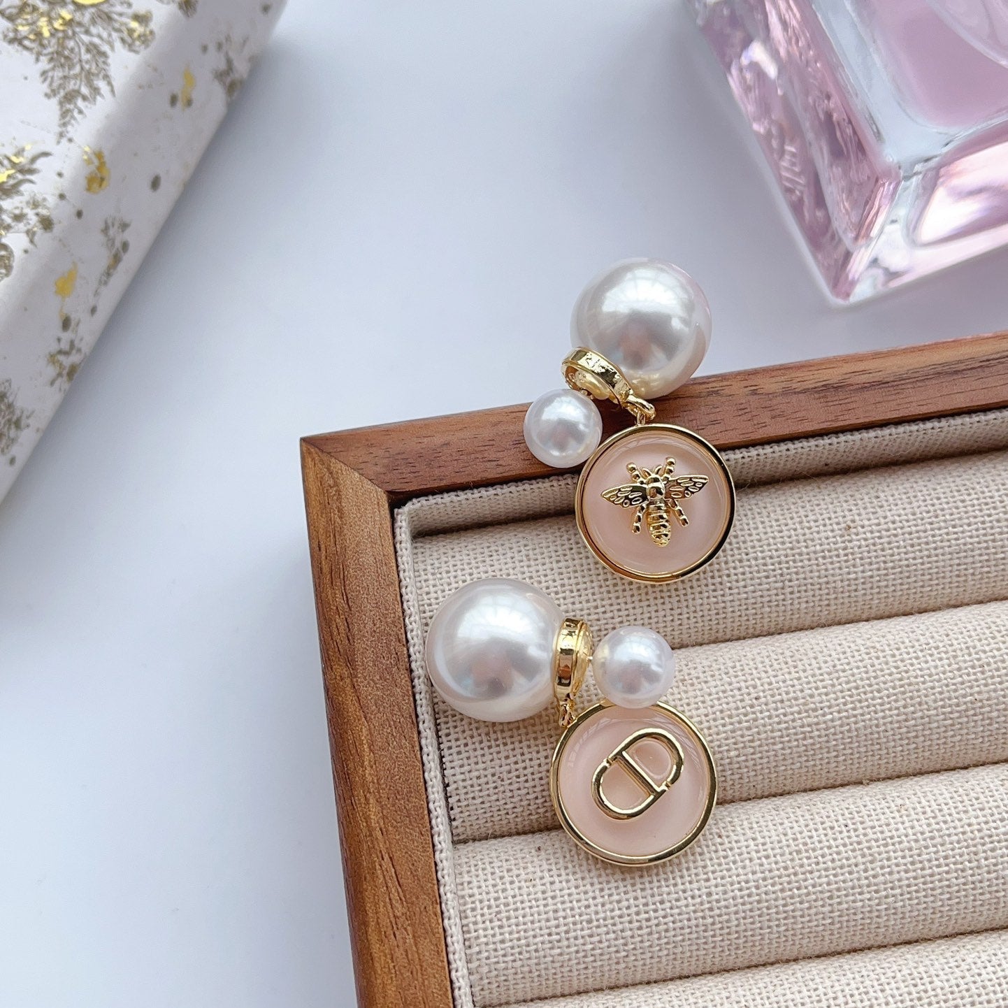 Boucles d'oreilles abeille perle asymétriques
