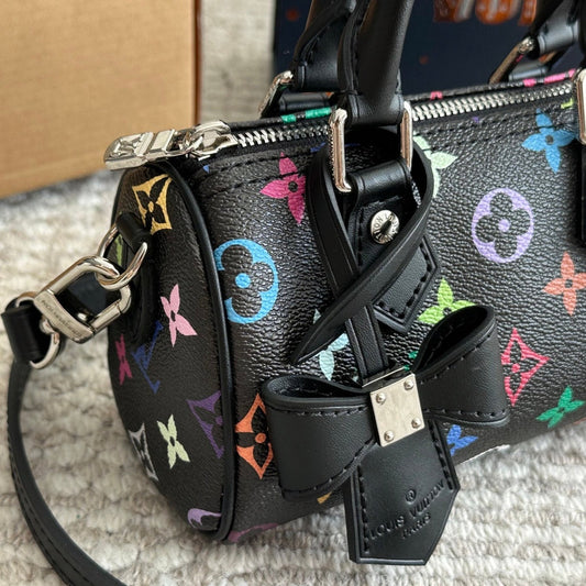 Bolso Negro Repujado con Moño de Colores