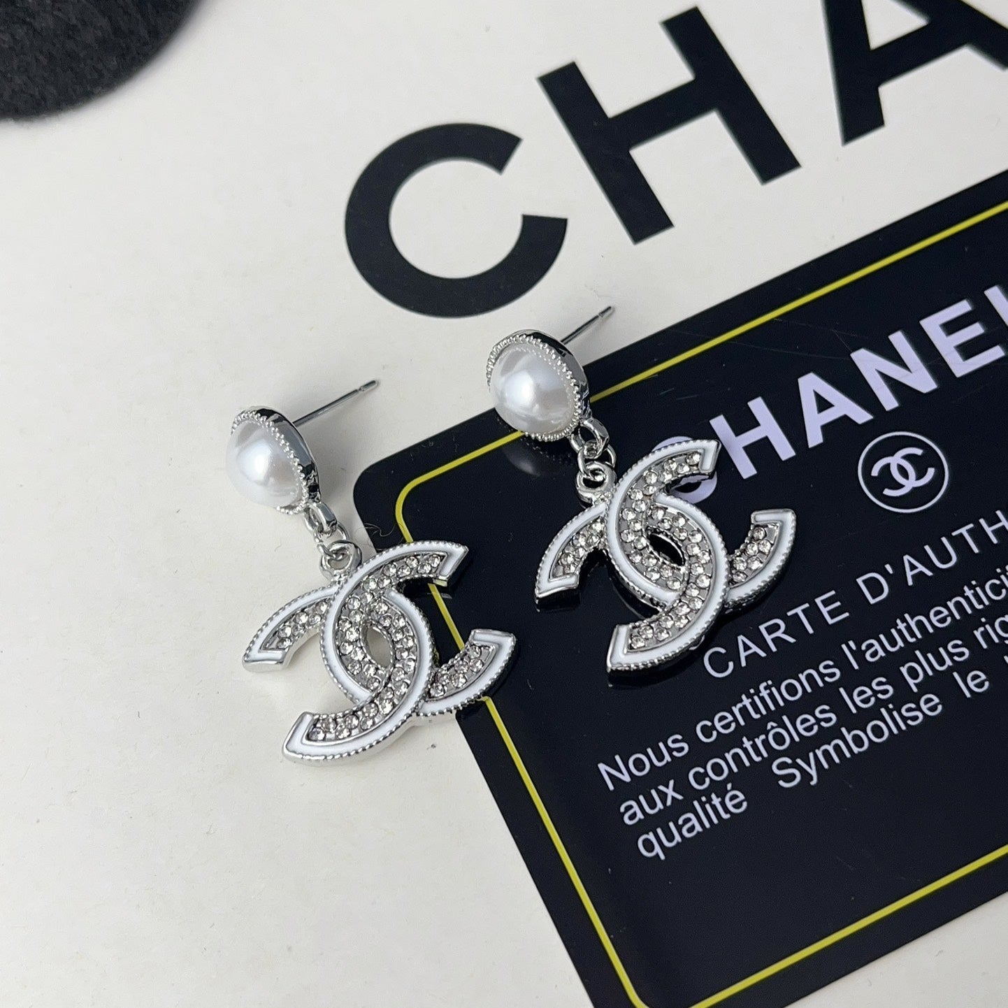 Boucles d'oreilles pendantes élégantes en perles