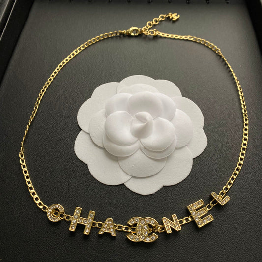 Sencillo collar con colgante de letras a la moda