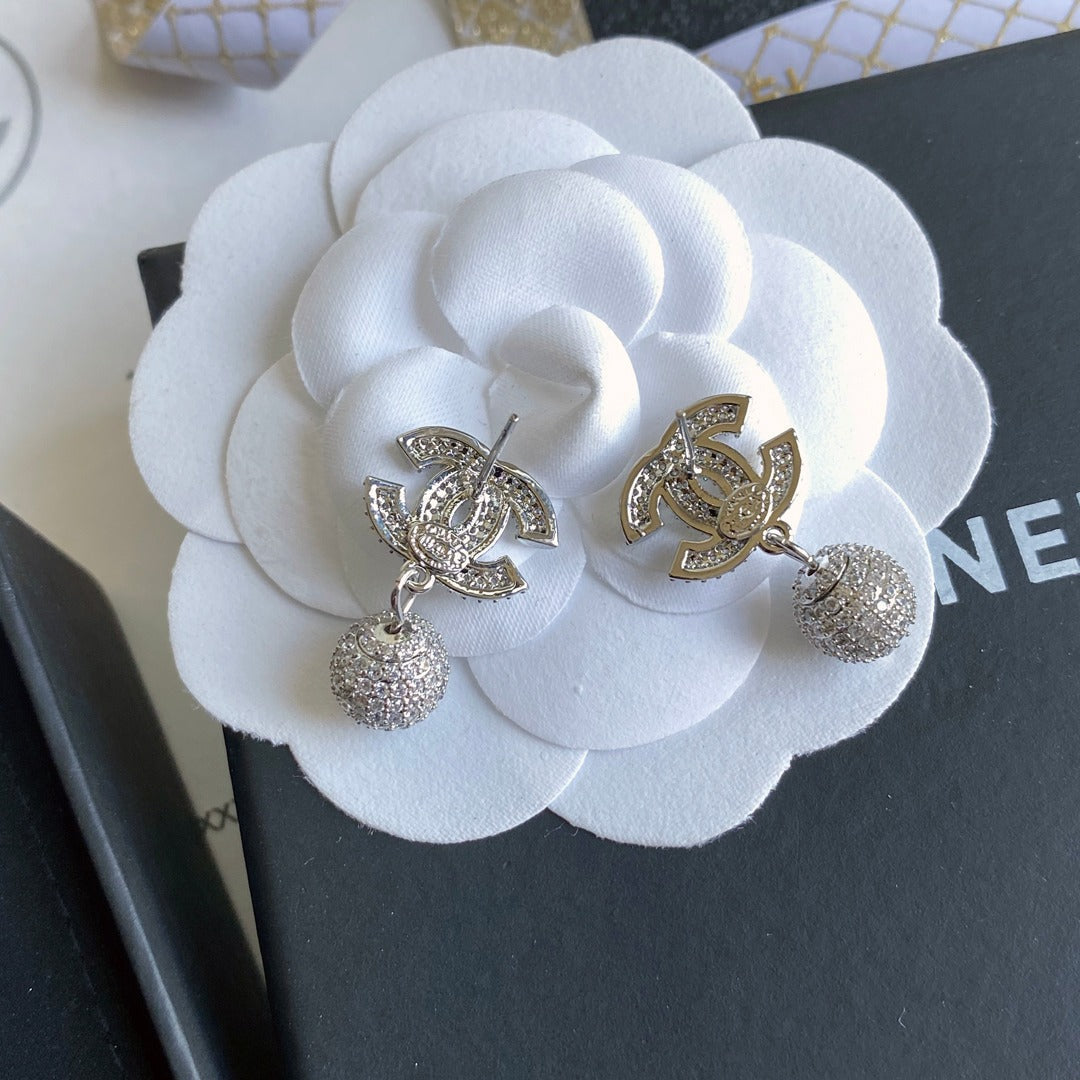 Pendientes con logo y colgante de bola de diamantes completos