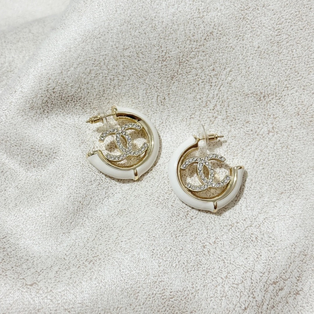 Boucles d'oreilles créoles demi-cercles en émail blanc