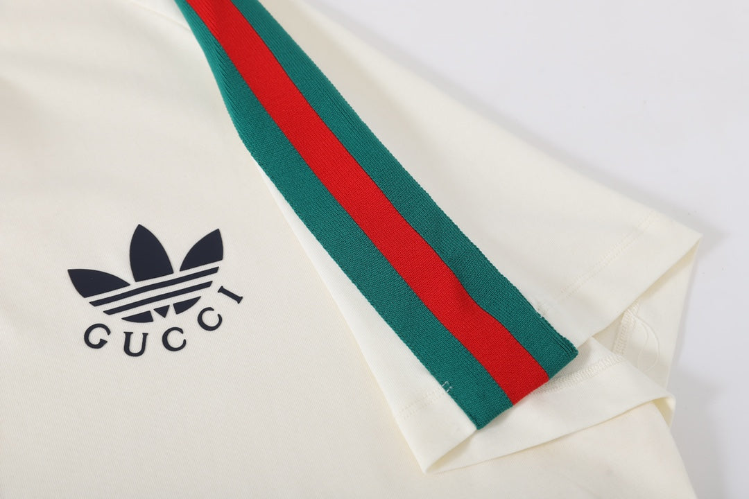 T-shirt à rayures aux épaules