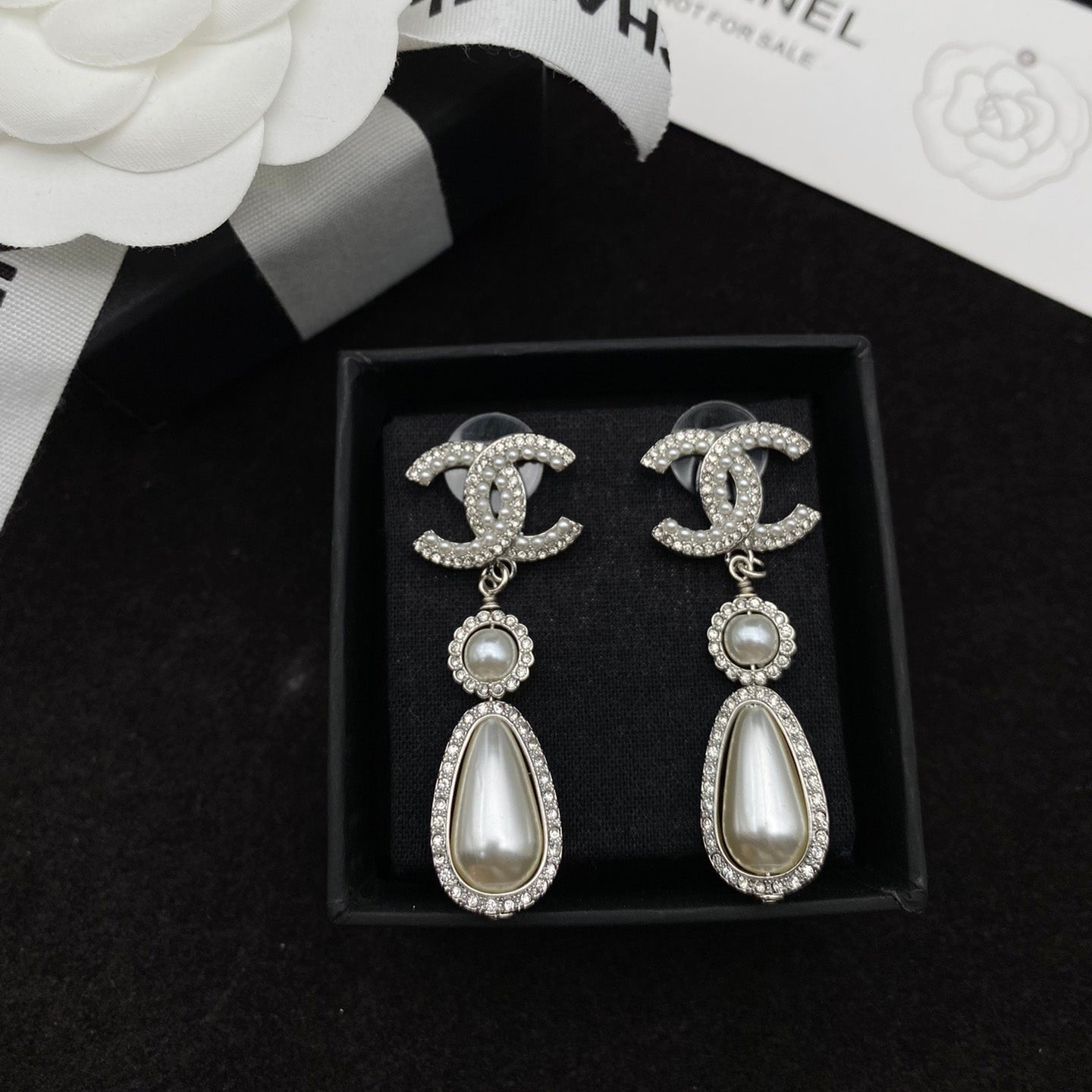 Boucles d'oreilles élégantes en perles et diamants