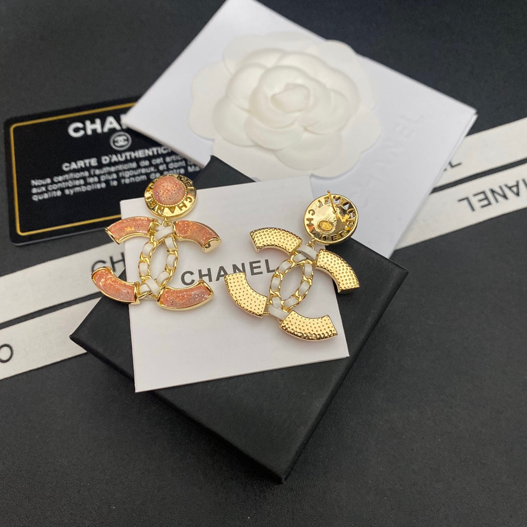 Pendientes de cuero brillante con el logo
