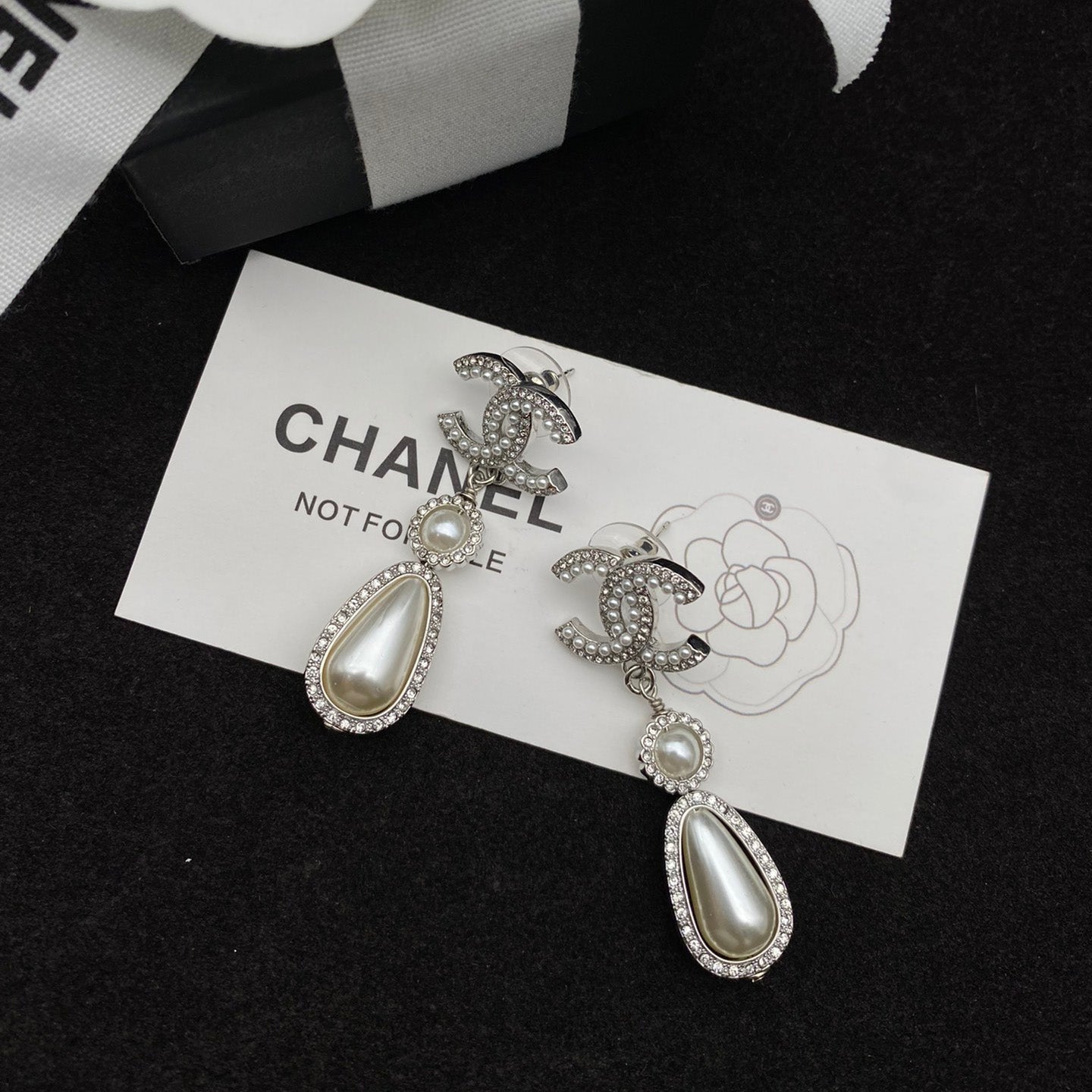Boucles d'oreilles élégantes en perles et diamants