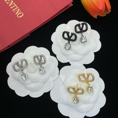 Boucles d'oreilles lettre V entièrement serties de diamants