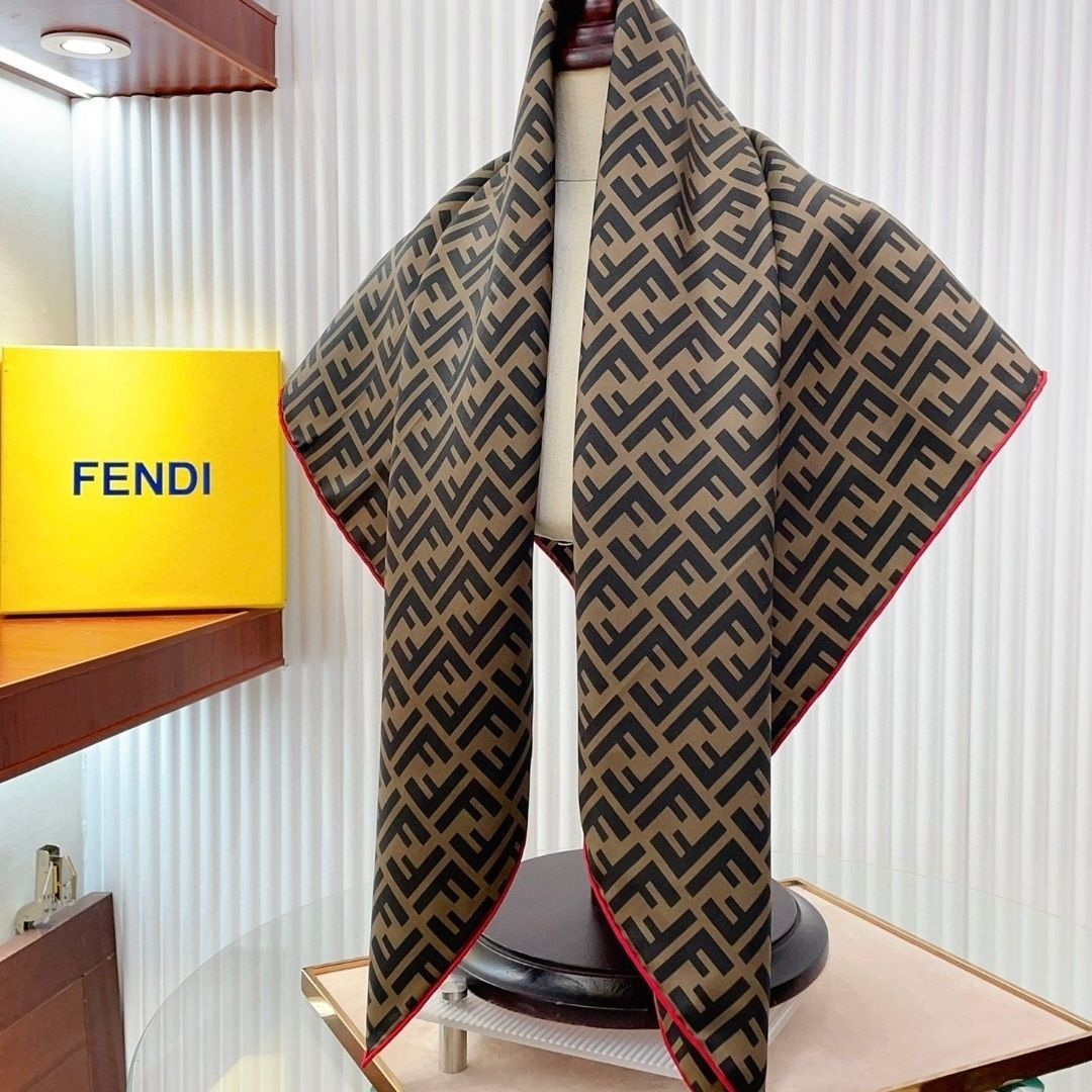 F Foulard en soie gaufrée 90 carrés