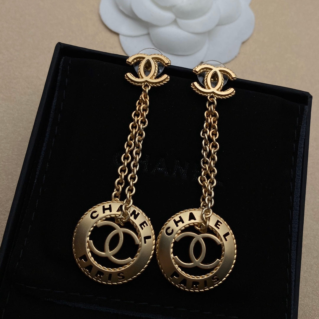 Pendientes con borla y calado de doble C