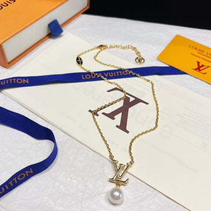 Parure de bijoux en perles avec logo iconique