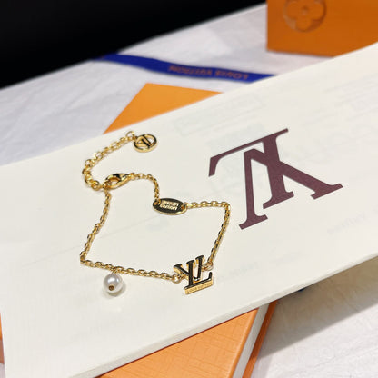 Parure de bijoux en perles avec logo iconique