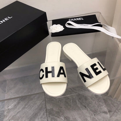 Mules en cuir motif alphabet blocs de couleur