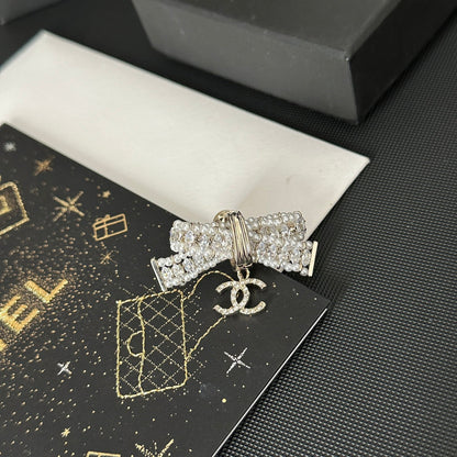Broche de lazo con diamantes