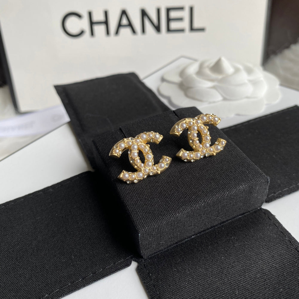 Boucles d'oreilles clous uniques en perles irrégulières