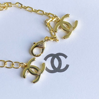 Pulsera de Perlas con Dije de Logo Dorado