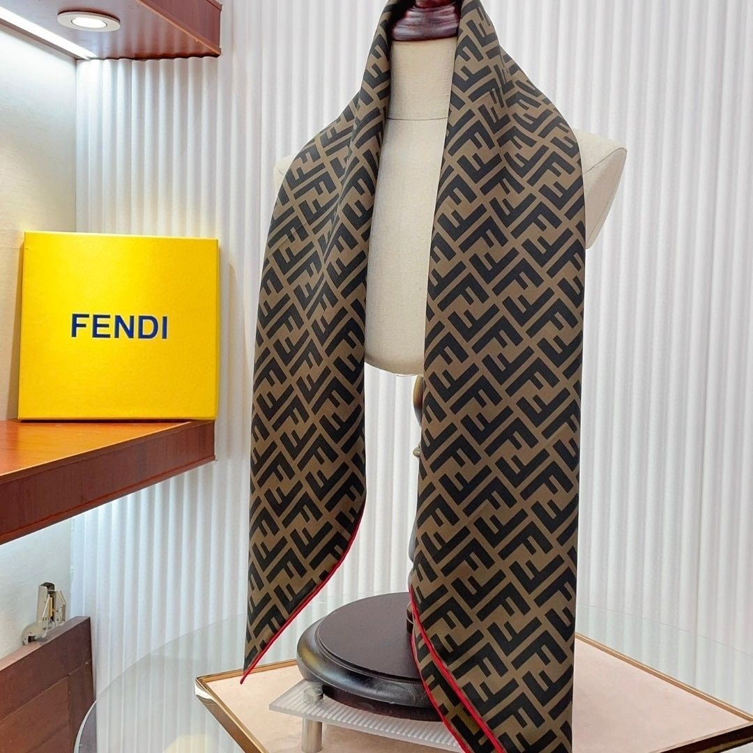 F Foulard en soie gaufrée 90 carrés