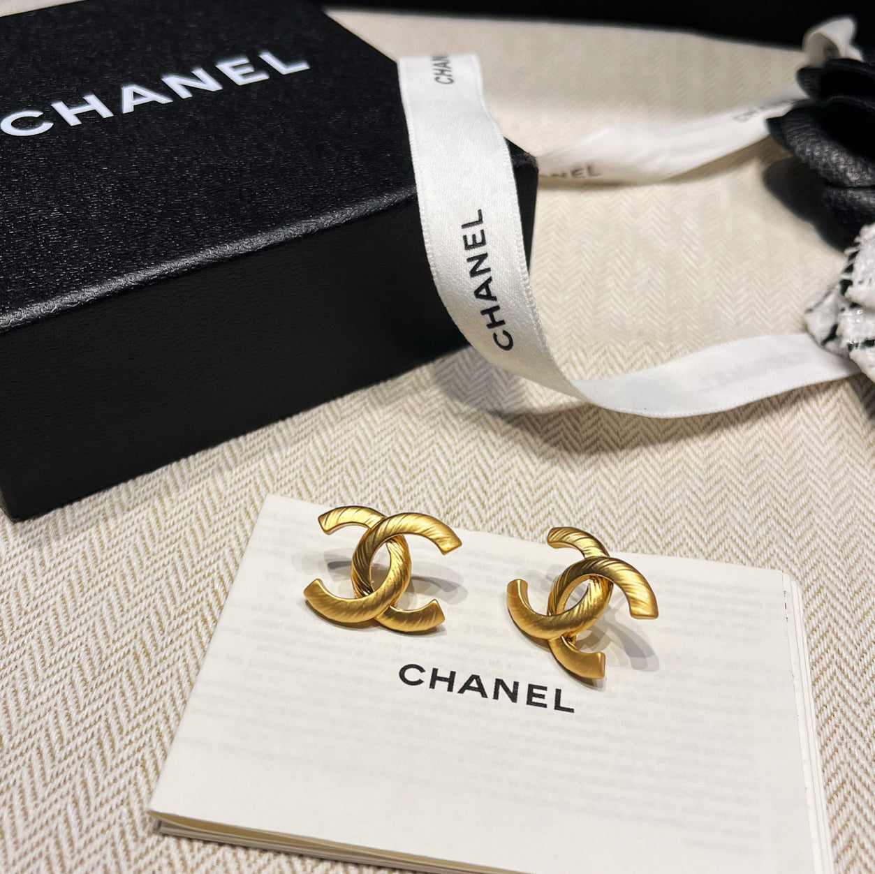 Pendientes Elegantes con Logotipo Dorado