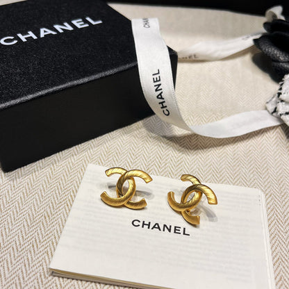 Pendientes Elegantes con Logotipo Dorado