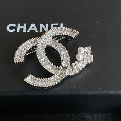 Broche piquée de perles et de diamants