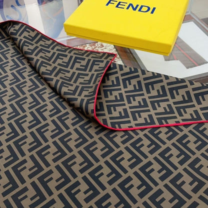 F Foulard en soie gaufrée 90 carrés