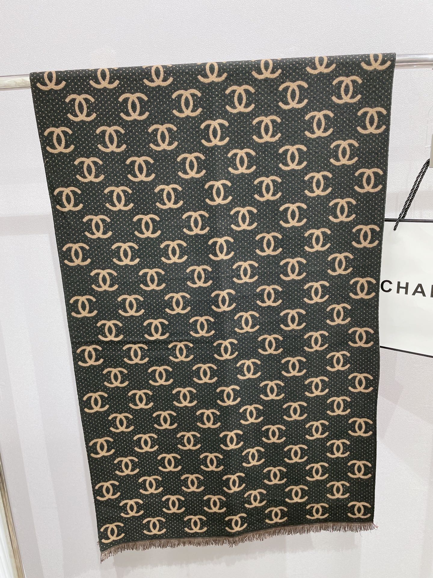 Bufanda pequeña jacquard con logo de temperamento y borde roto