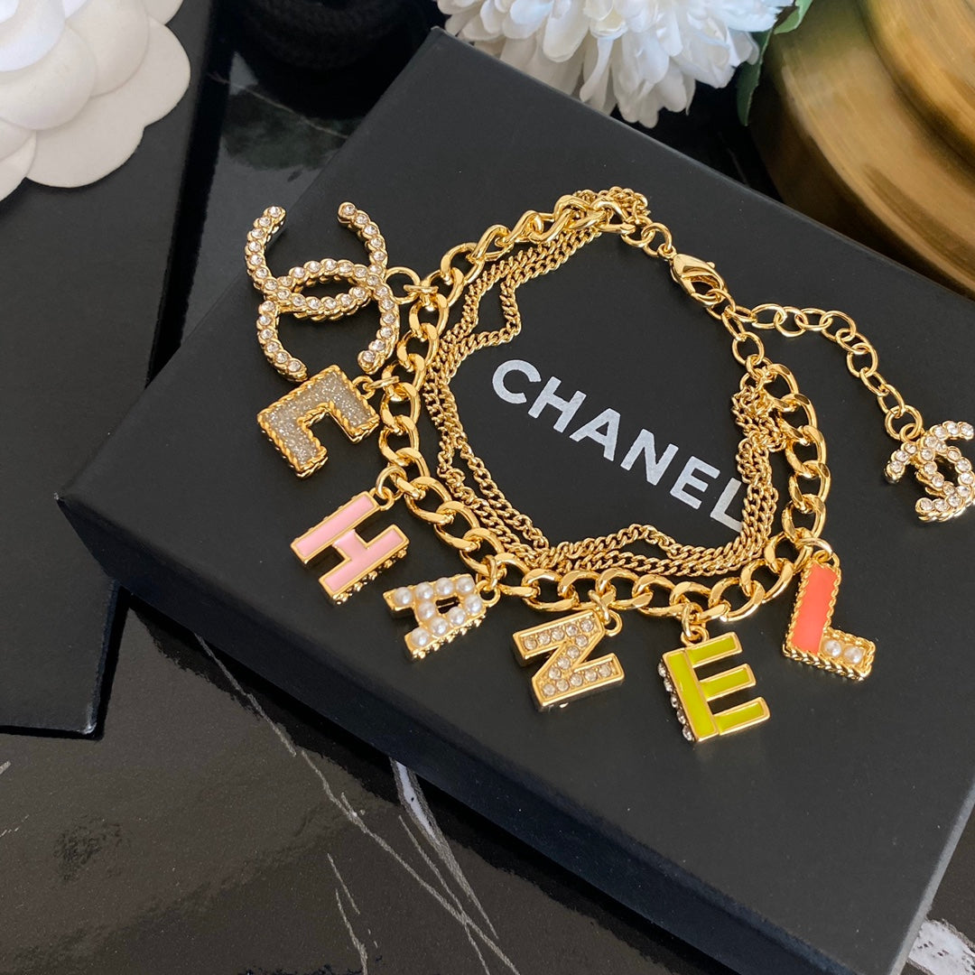 Pulsera Ajustable con Dije de Letra Premium