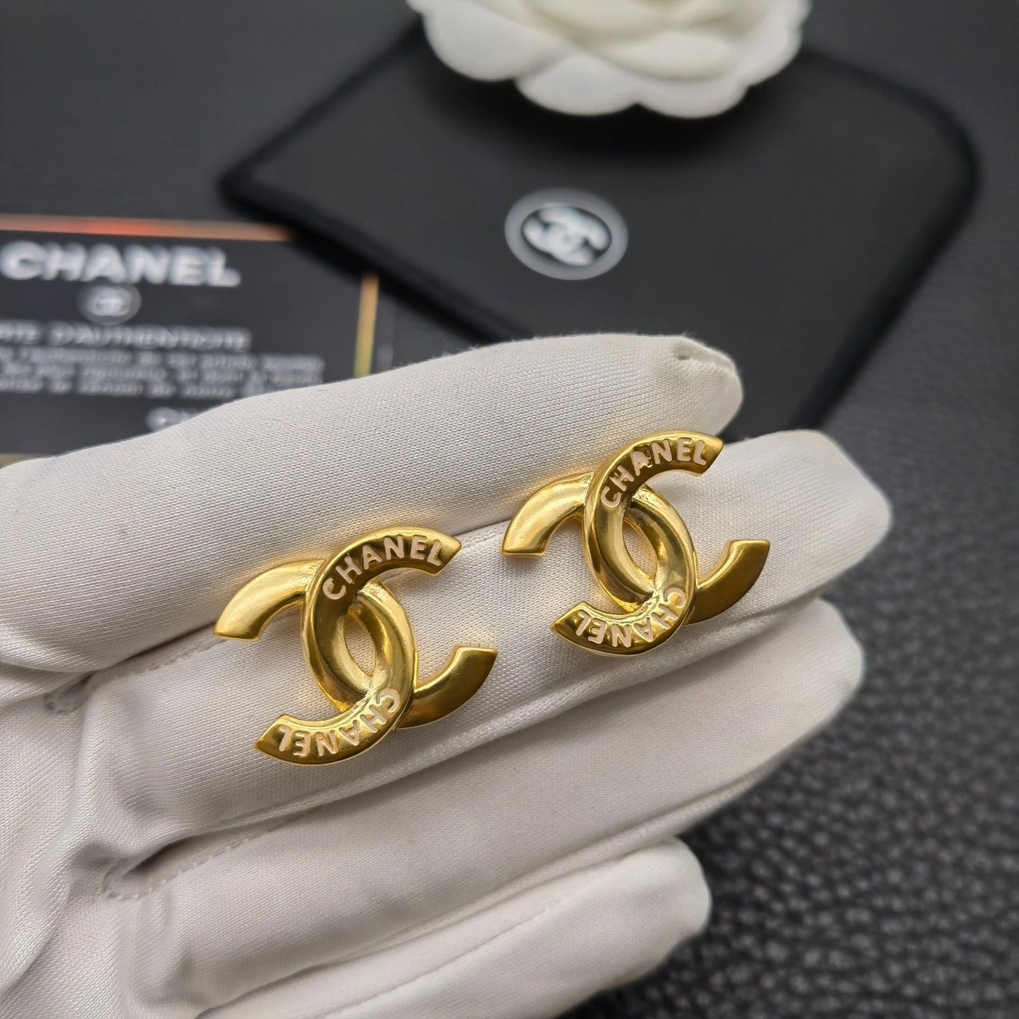 Boucles d'oreilles clous dorées lettre tempérament