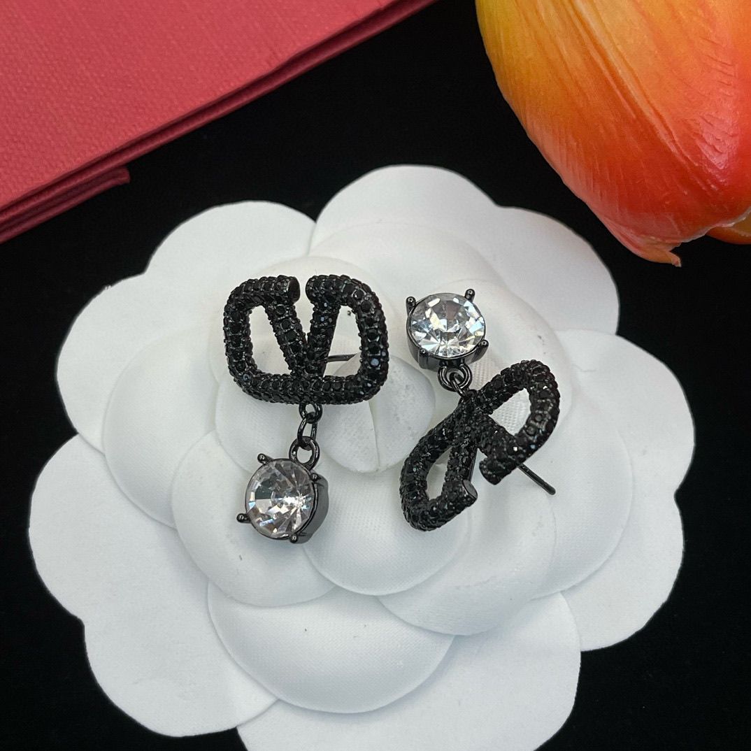 Boucles d'oreilles lettre V entièrement serties de diamants