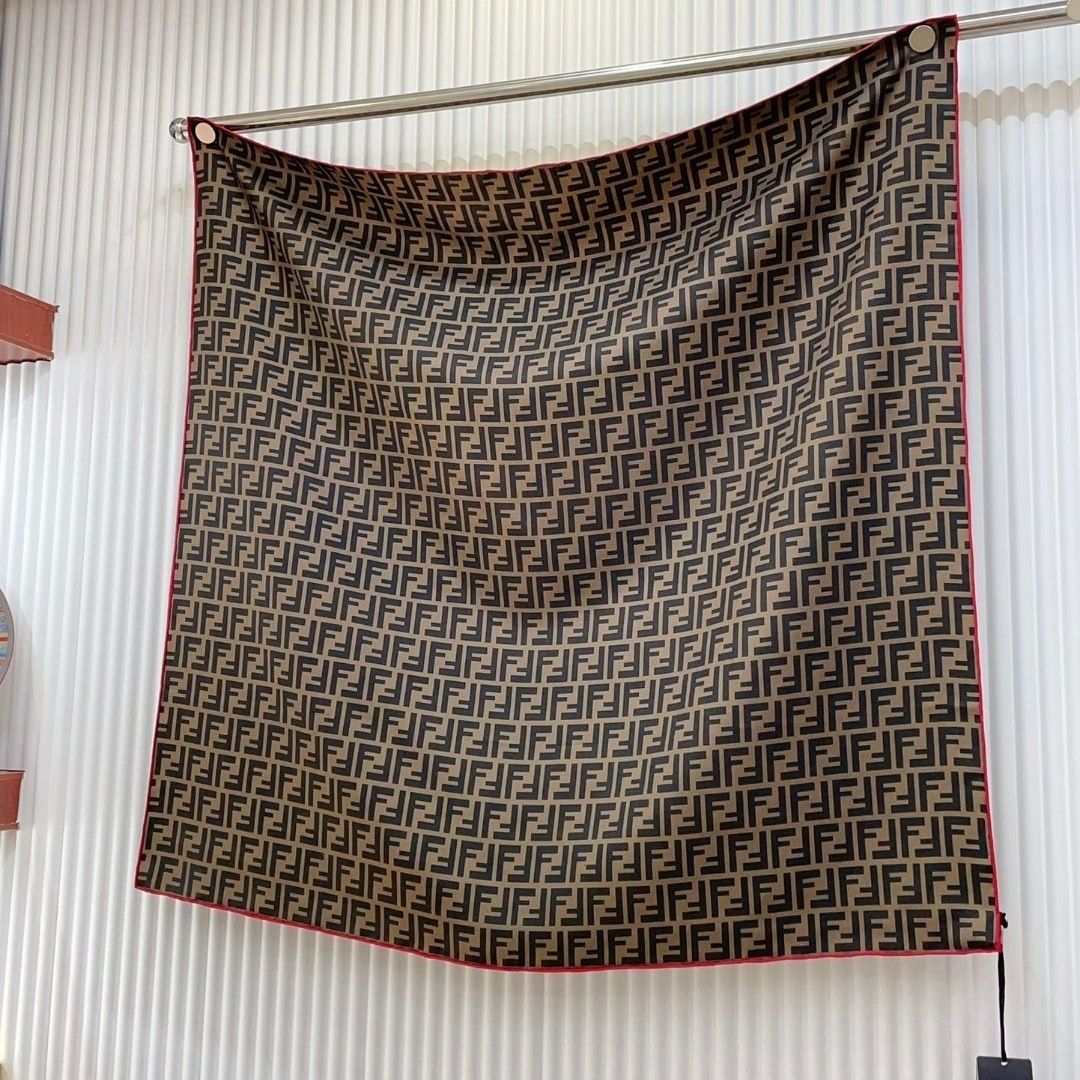 F Foulard en soie gaufrée 90 carrés