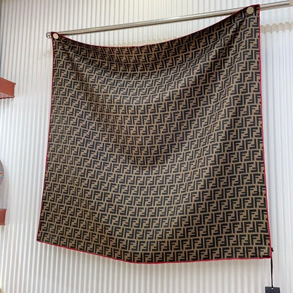 F Foulard en soie gaufrée 90 carrés