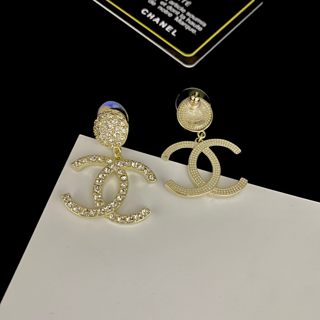 Boucles d'oreilles logo serties de diamants brillants