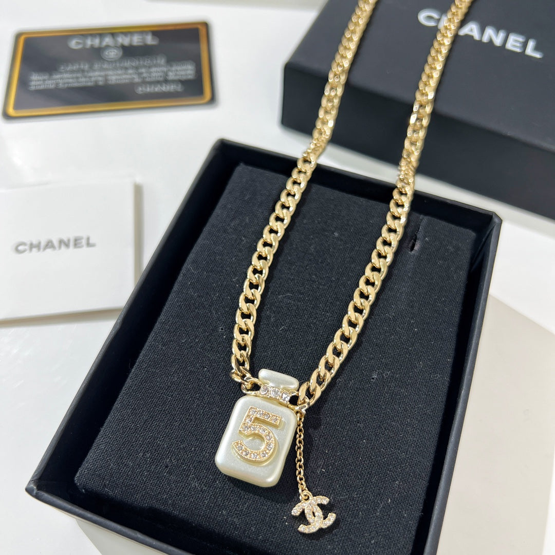 Collar de Perfume con Perlas