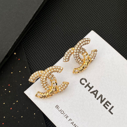 Pendientes de botón con diamante y calados de moda