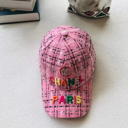 Casquette de baseball femme brodée de lettres colorées