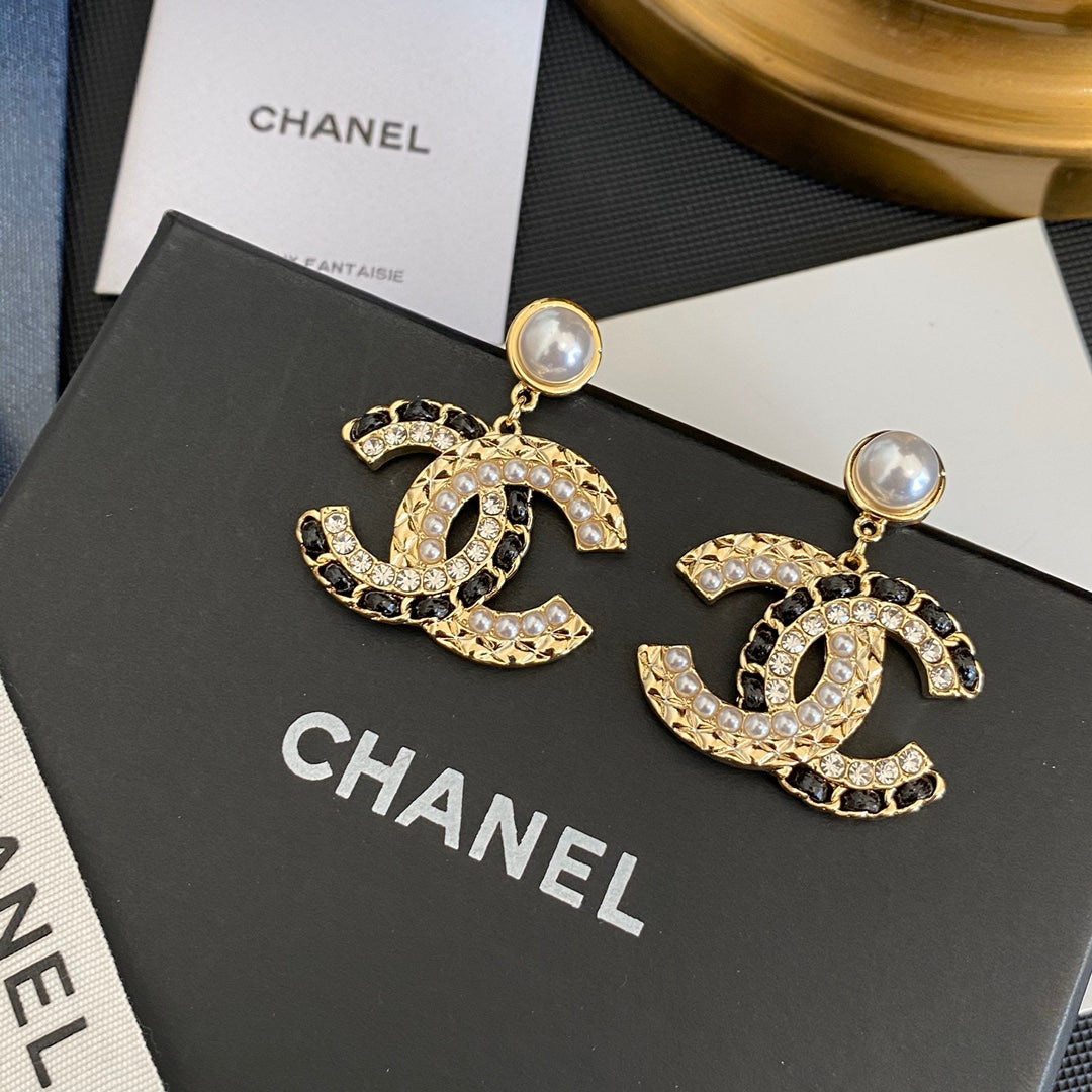 Pendientes de moda de perlas con costuras de cuero y diamantes