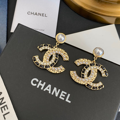 Pendientes de moda de perlas con costuras de cuero y diamantes