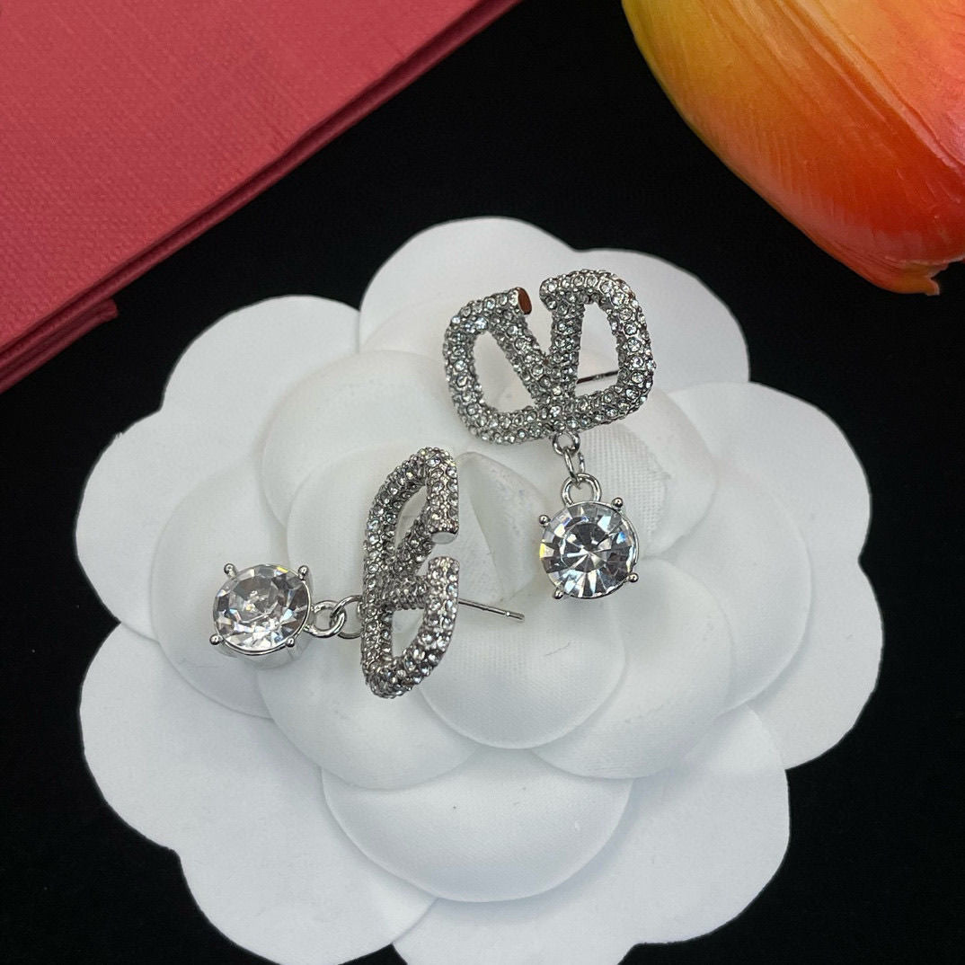 Boucles d'oreilles lettre V entièrement serties de diamants