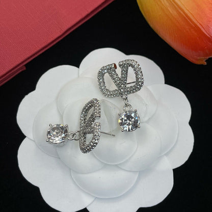 Boucles d'oreilles lettre V entièrement serties de diamants