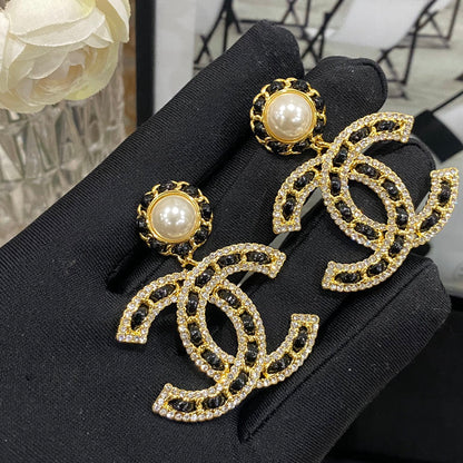 Pendientes de perlas de cuero negro Double C